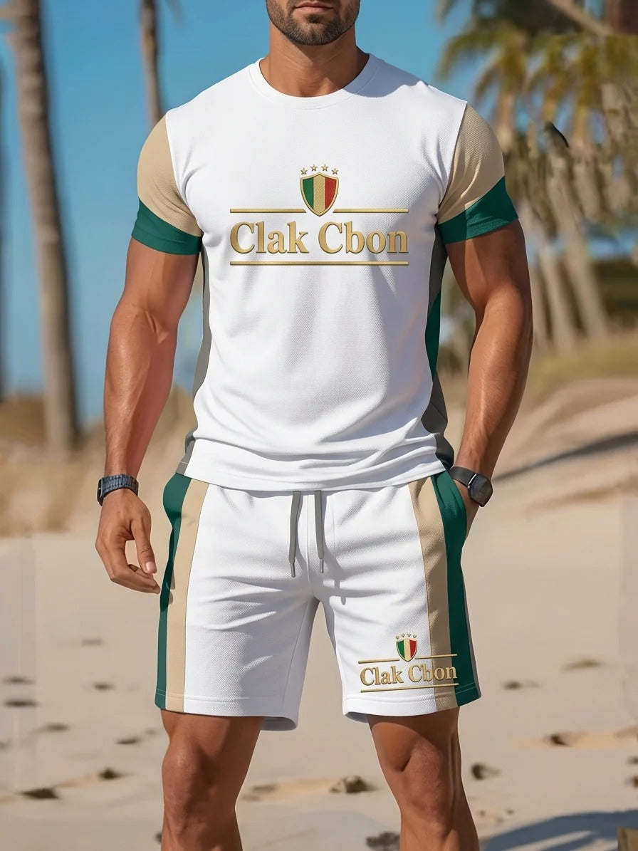 Un homme se tient sur une plage de sable dans le Polo CLAK C BON Clak C Bon - Élégance et Énergie Reggae, avec des accents feu et vert, un lettrage doré et un écusson. Des palmiers se balancent derrière lui, évoquant le cool streetwear avec l'énergie du reggae.