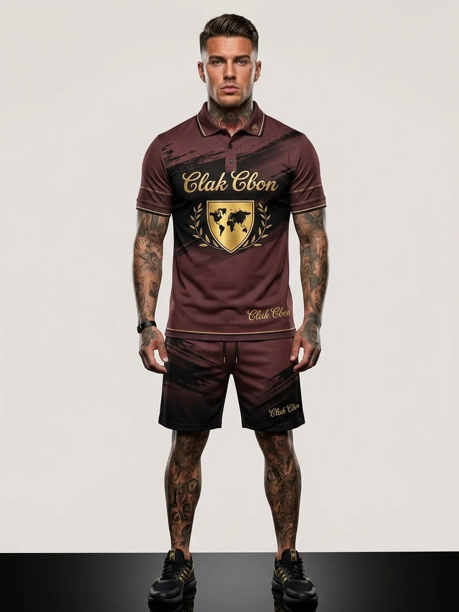 Un homme tatoué regarde vers l'avant dans l'ensemble chemise et short Polo Clak C Bon - Élégance et Énergie Reggae de CLAK C BON, avec des couleurs bordeaux et noir et un écusson doré, des cheveux coiffés, des baskets noires et des vibrations streetwear audacieuses et véhémentes.