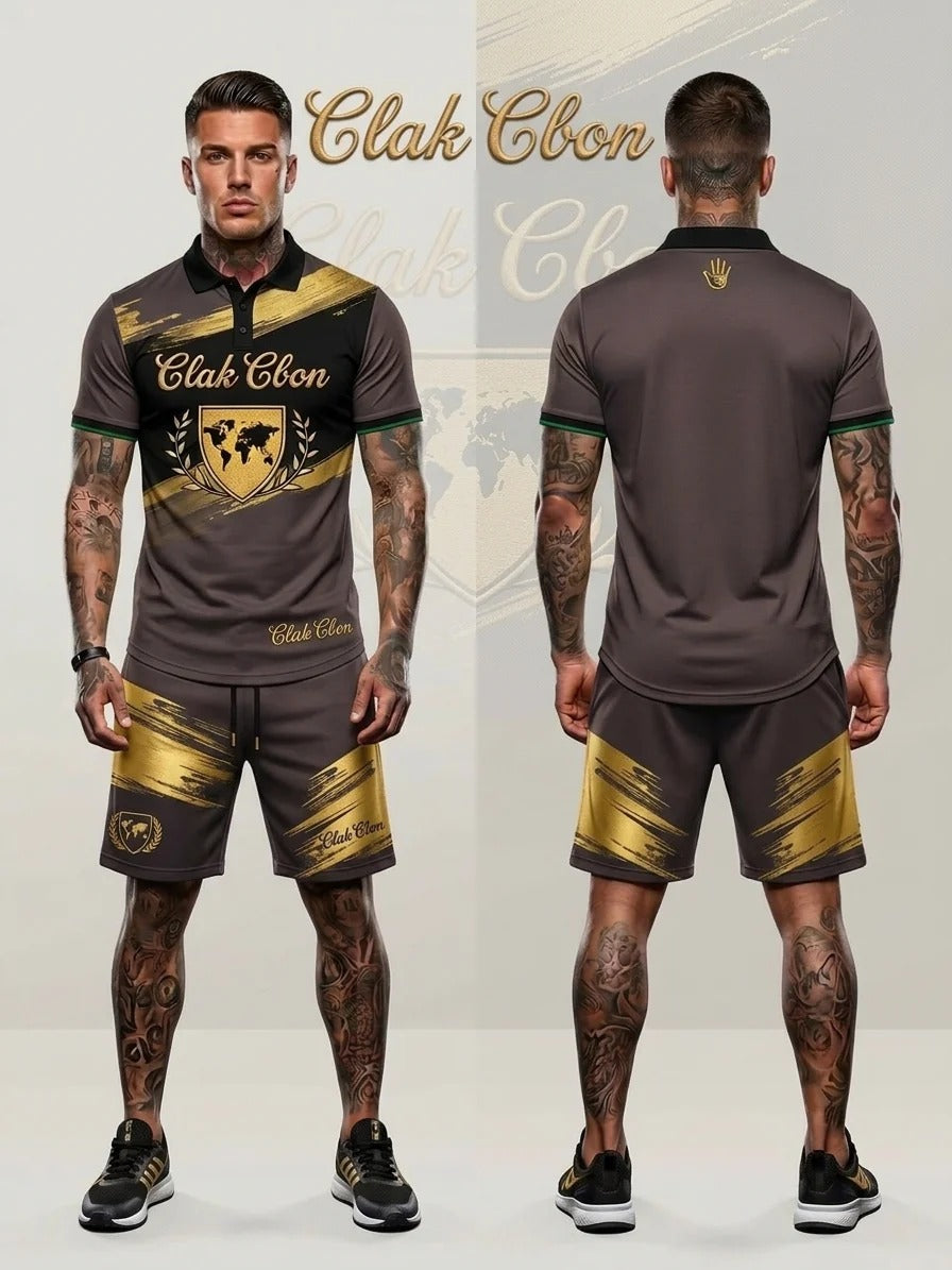 Un homme avec des tatouages sur les bras et les jambes porte la tenue streetwear CLAK C BON "Polo Clak C Bon - Élégance et Énergie Reggae", avec des couleurs marron et or, des motifs d'écusson, des accents dorés et du texte de la marque. Il complète son look avec des baskets.